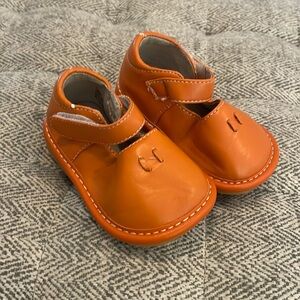 Lanicakes squeaking shoes size 4